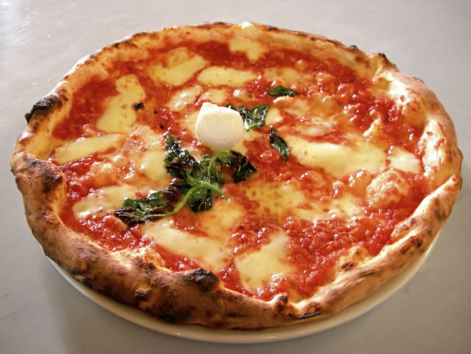 autentica pizza Margherita napoletana scattata da Valerio Capello il 6 settembre 2005 nella pizzeria "I Decumani" situata in Via dei Tribunali a Napoli.